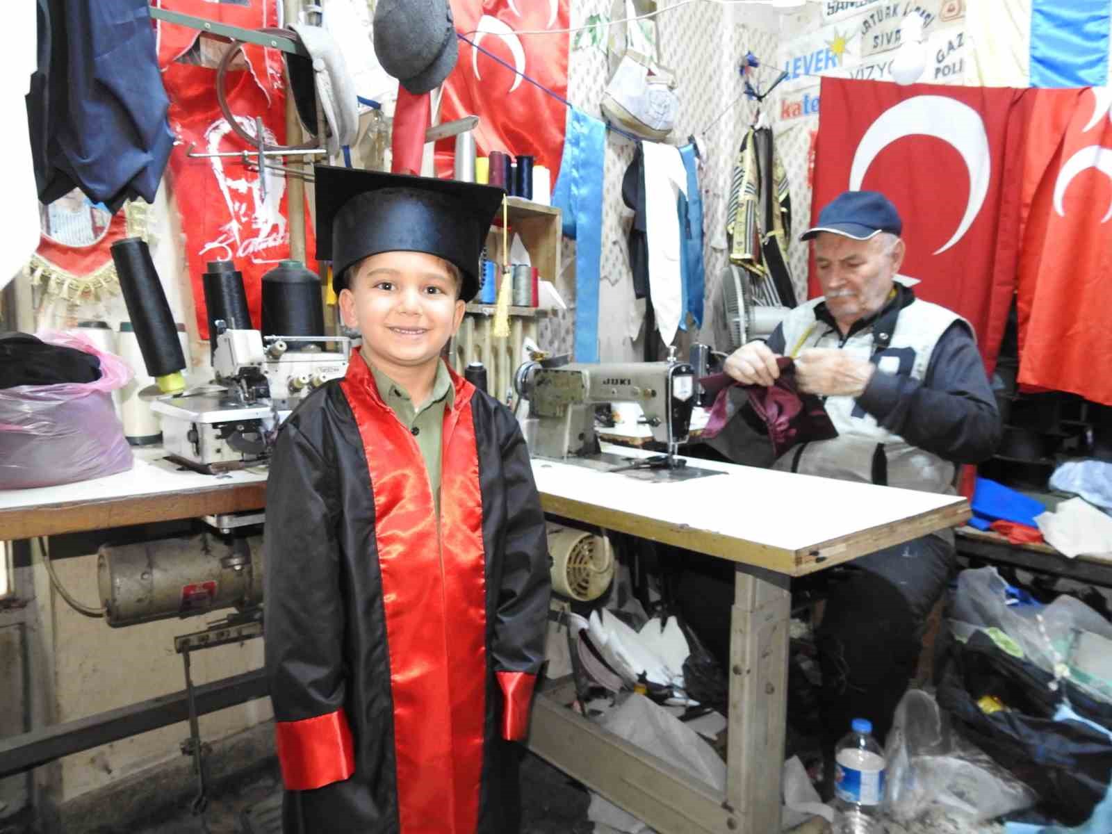 Gaziantep’in emektar terzisi 60 yıldır cübbe dikiyor