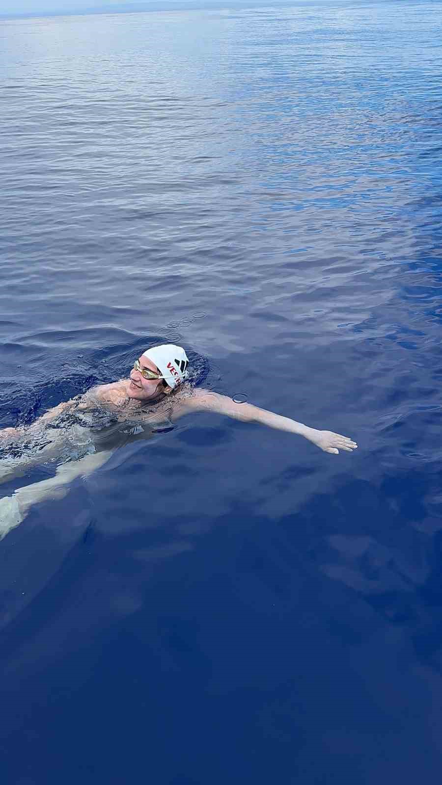 Aysu Türkoğlu Kaiwi Kanalı’nı başarıyla geçti