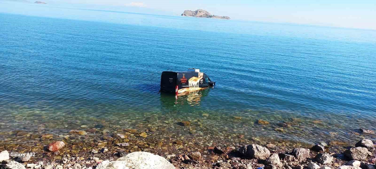 Börek firmasının aracı Van Gölü’ne uçtu: 1 yaralı