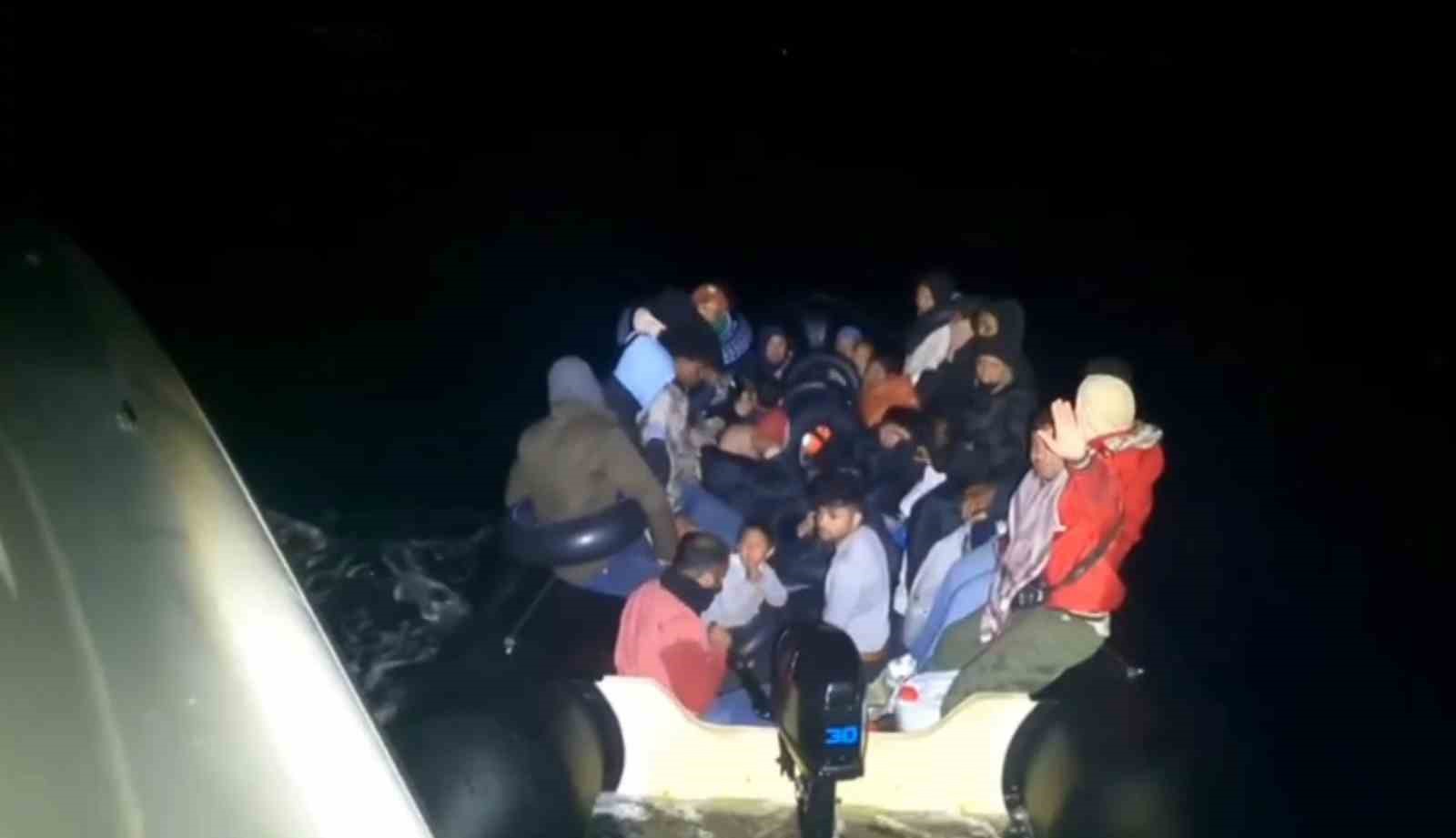 11’i çocuk 31 göçmen, lastik botta yakalandı