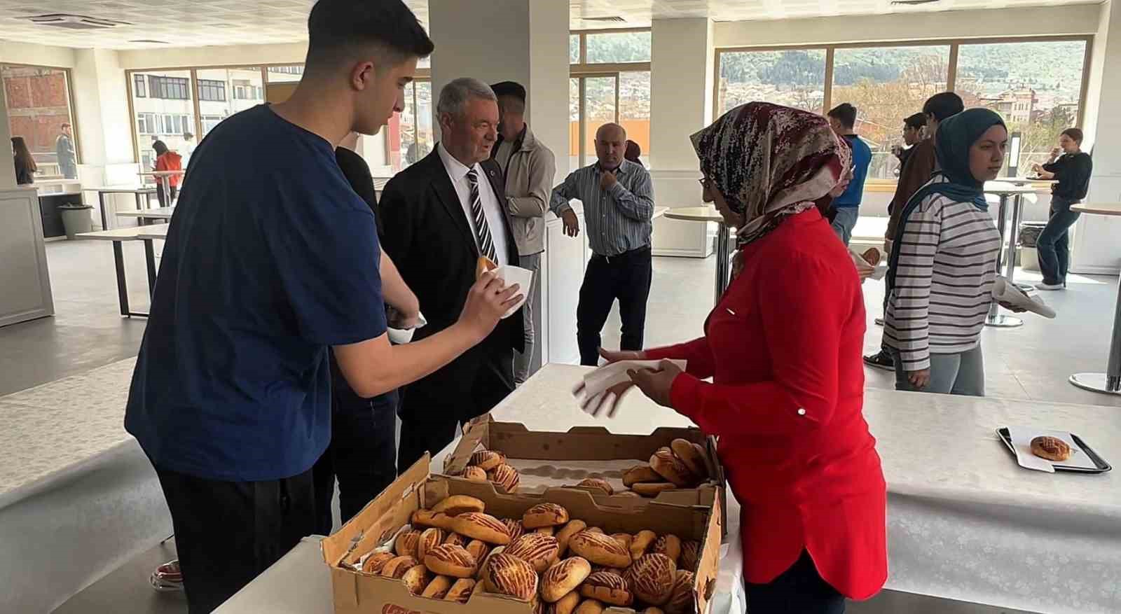 Afyonkarahisar’da gençlere sıcak çay, kadınlara destek