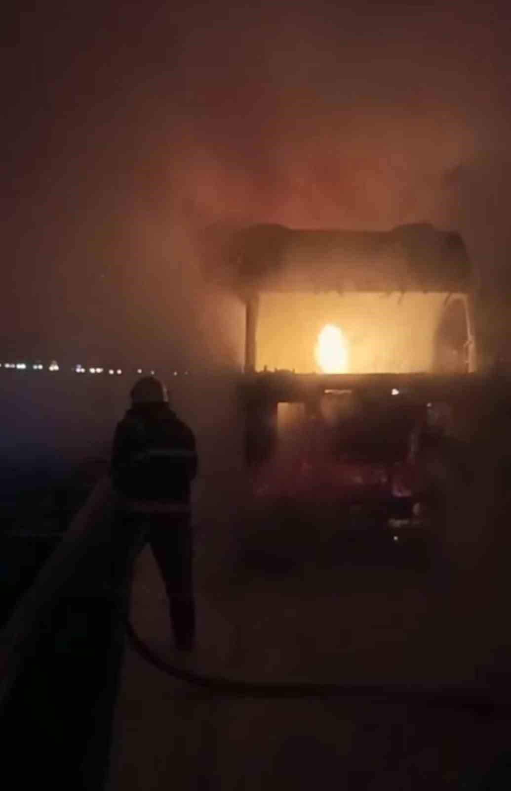 Kahramanmaraş’ta tır alev alev yandı