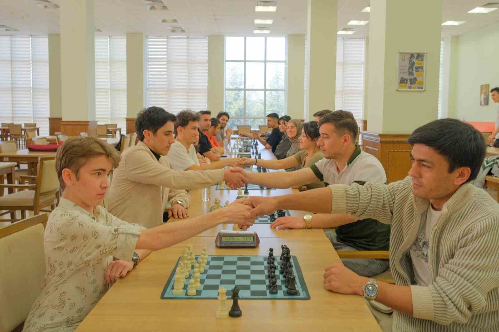 Satranç turnuvası karşılaşmalarda renkli anlara sahne oldu