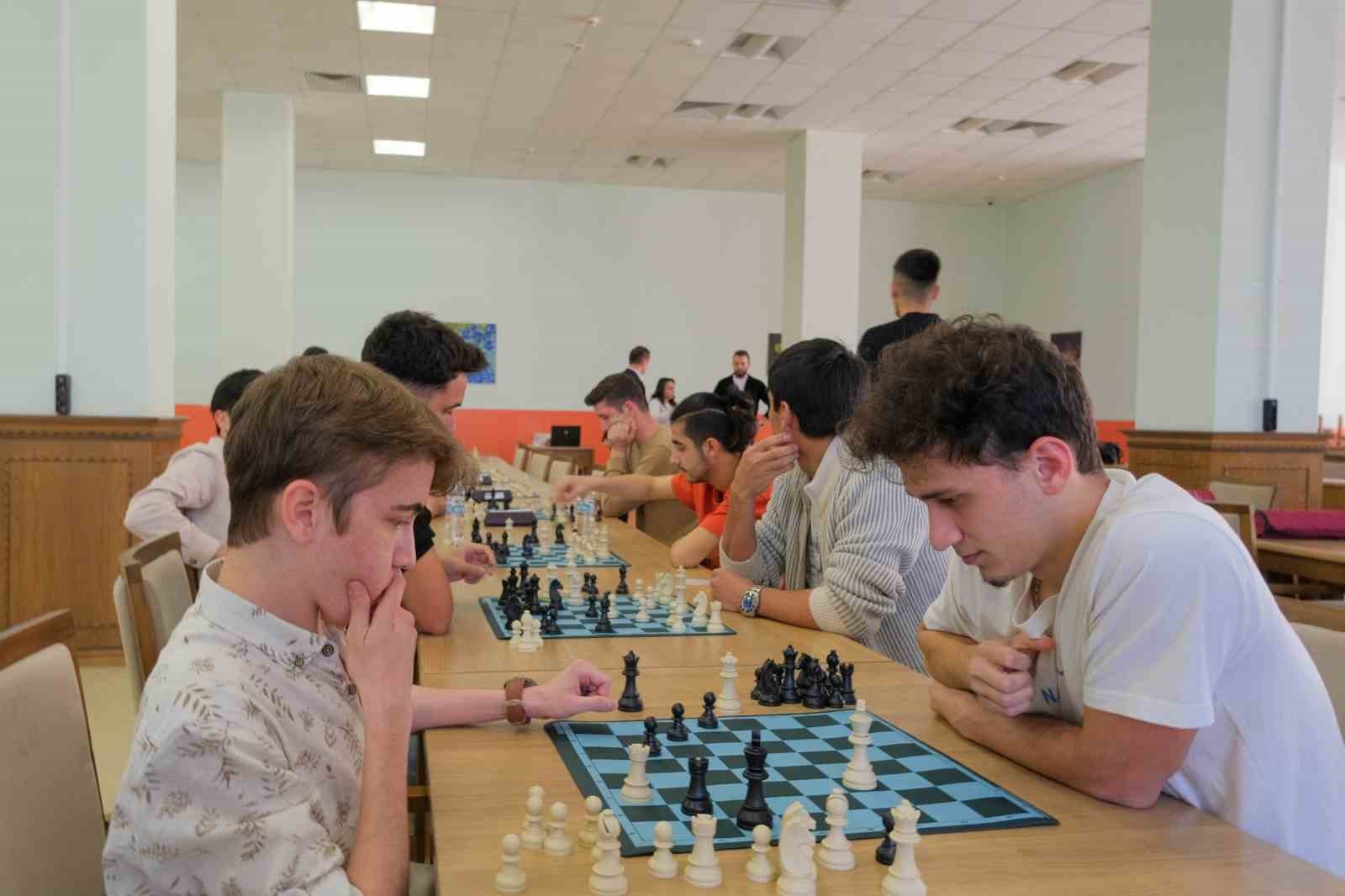 Satranç turnuvası karşılaşmalarda renkli anlara sahne oldu