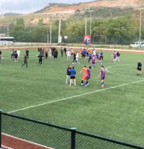 U18 Türkiye Şampiyonası’nda yeşil saha adeta ring alanına döndü