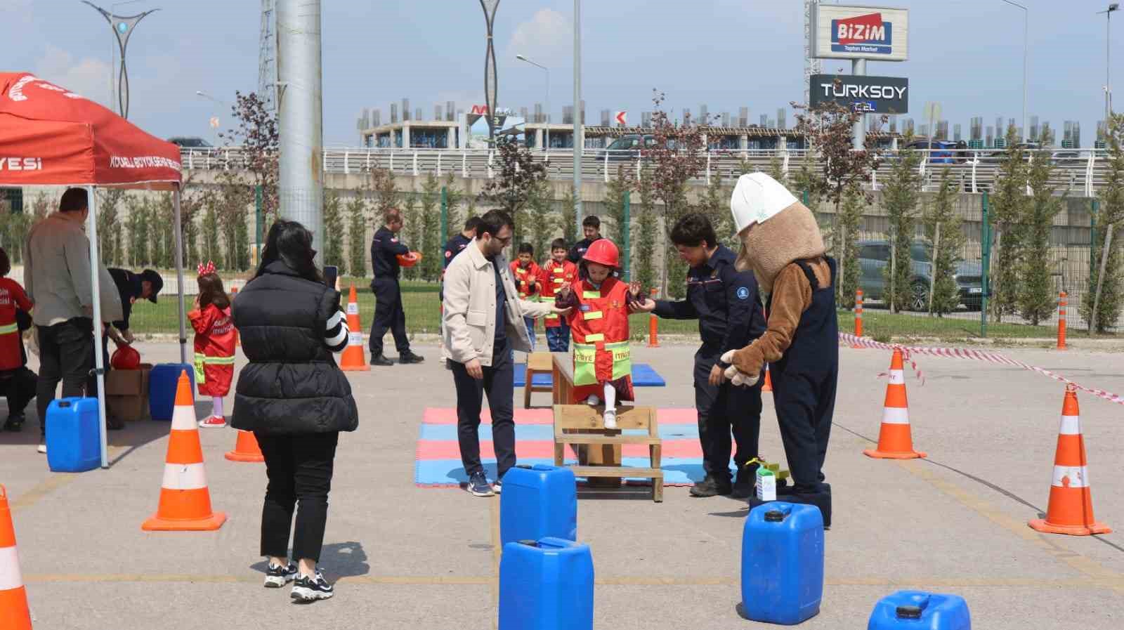 Çocuklar iş makinelerine binmenin heyecanını yaşadı
