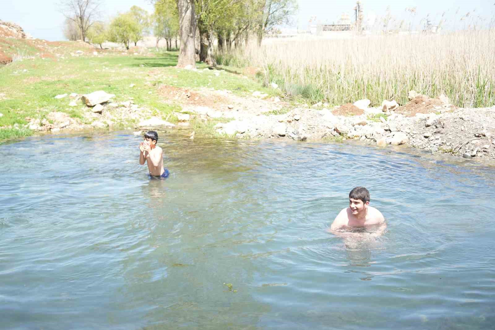 Muşlu çocuklar soğuğa aldırmadı: Titreye titreye gölette yüzdüler