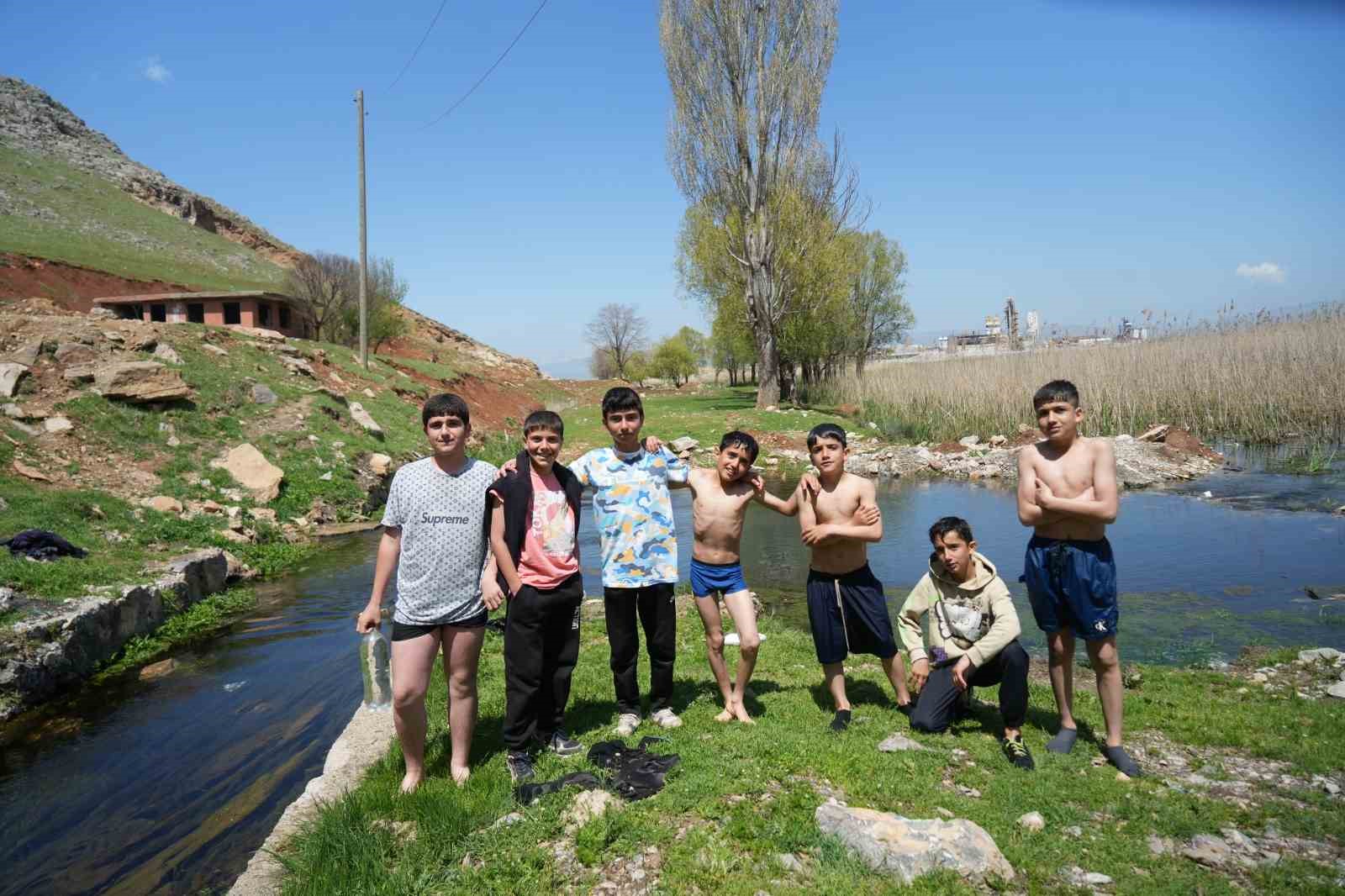 Muşlu &ccedil;ocuklar soğuğa aldırmadı: Titreye titreye g&ouml;lette y&uuml;zd&uuml;ler
