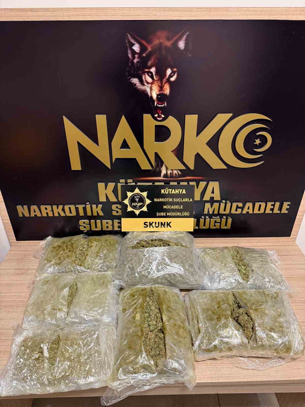 K&uuml;tahya&rsquo;da aracında 3 kilo uyuşturucu ile yakalandı
