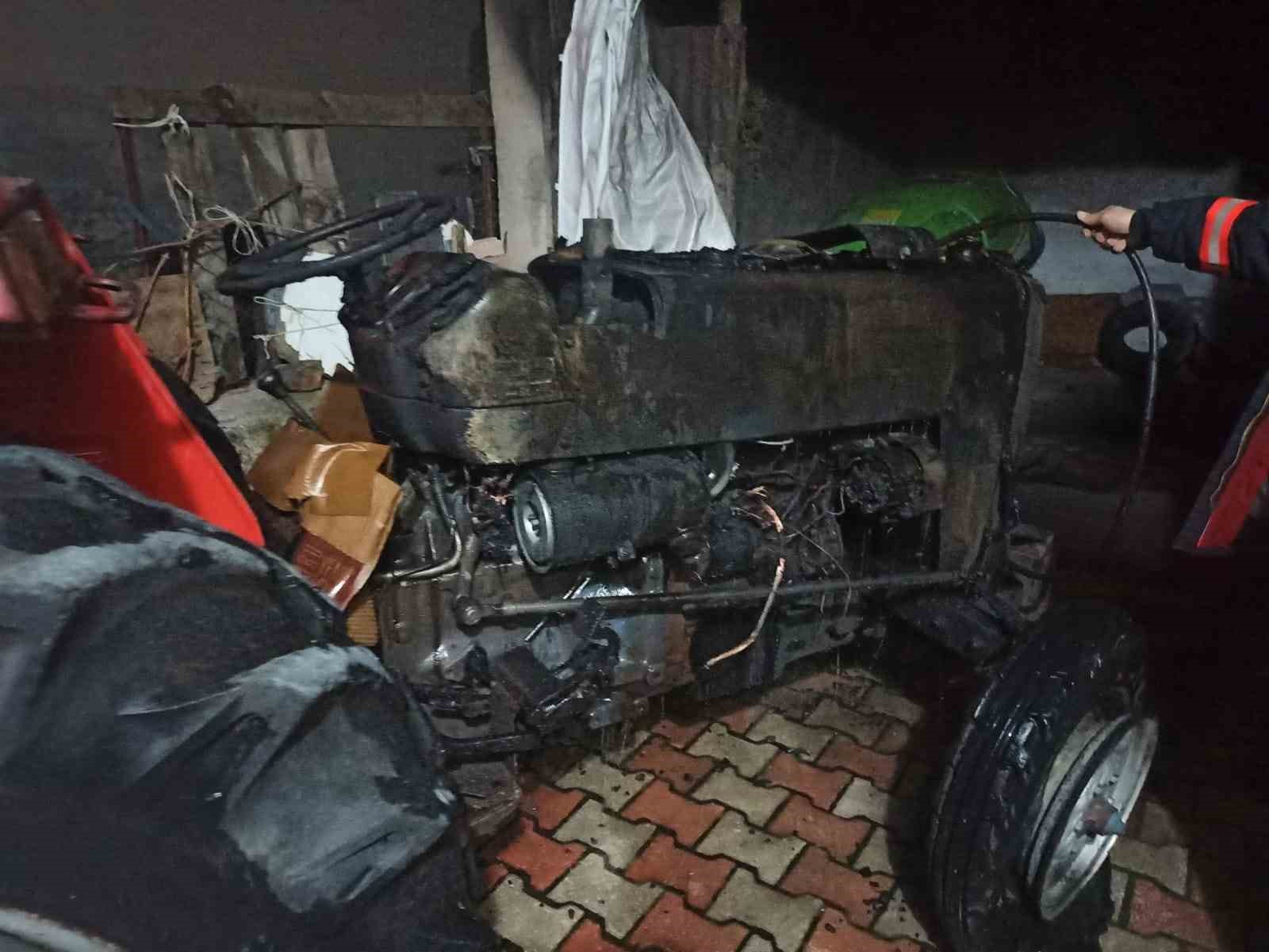 Malatya’da park halinde alev alan traktör kullanılamaz hale geldi