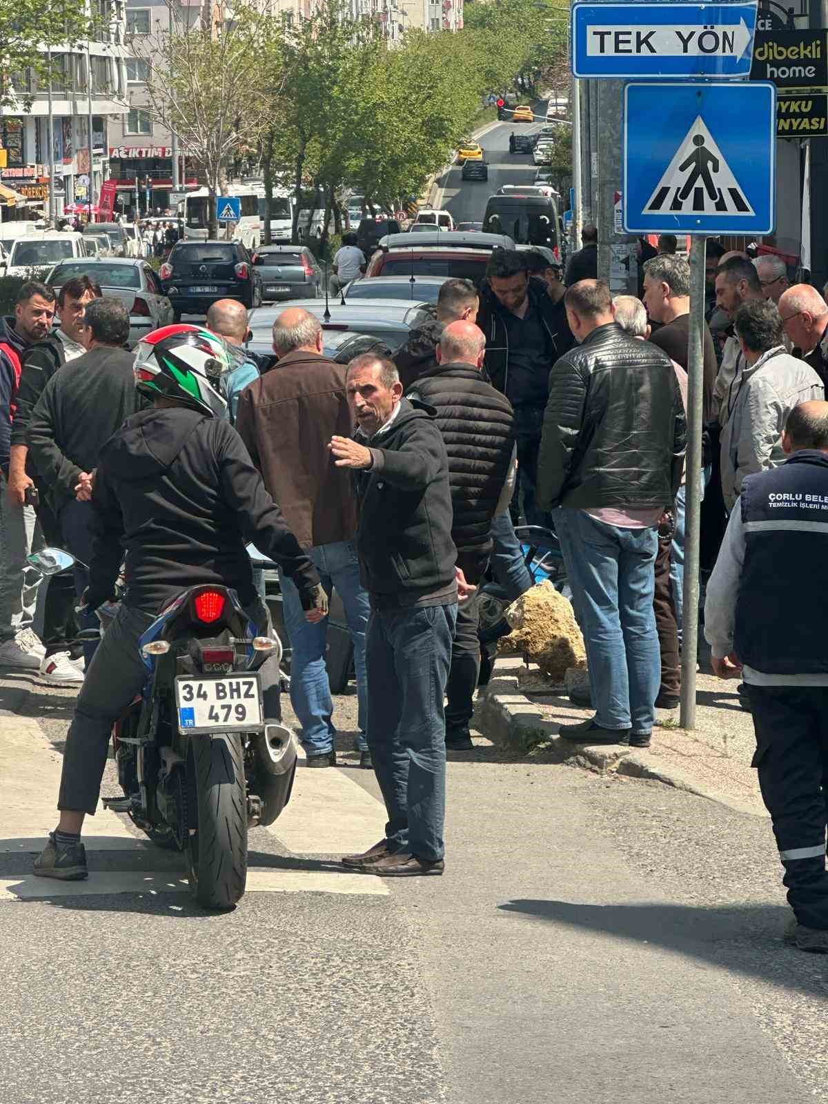 &Ccedil;orlu&rsquo;da motosikletlinin yaralandığı kaza anı kamerada
