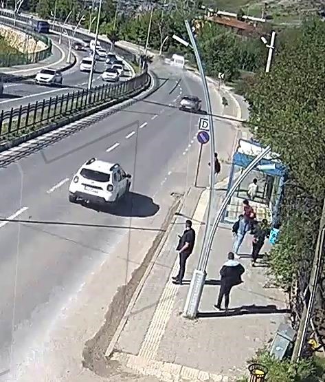 Tunceli&rsquo;deki kaza anı g&uuml;venlik kameralarına yansıdı
