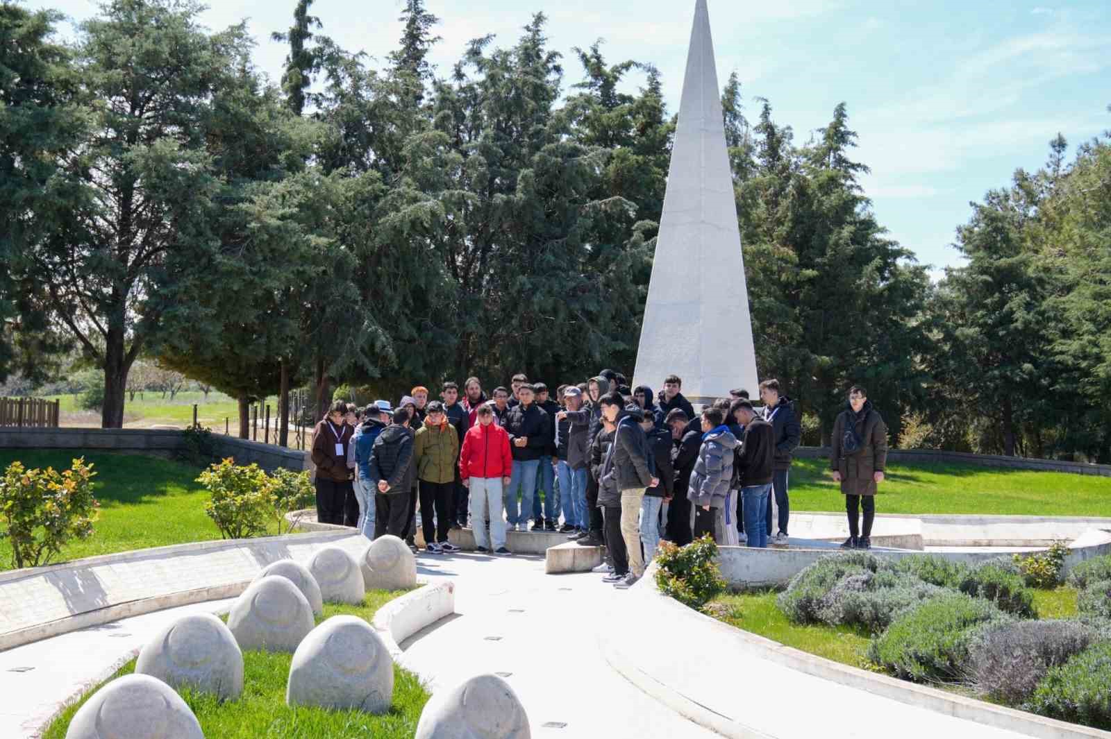 Balıkesirli gen&ccedil;ler, &Ccedil;anakkale&rsquo;de tarihin izinde yolculuk yaptı
