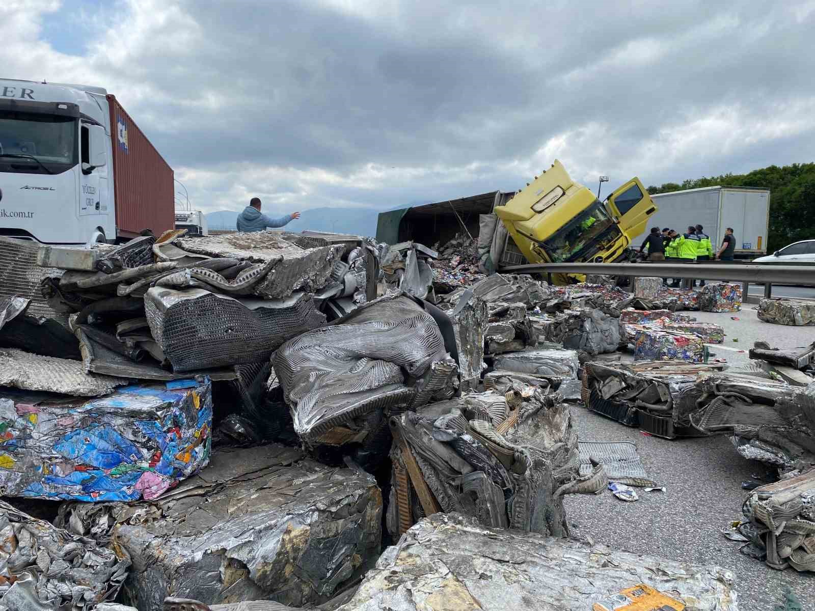 TEM’de yan yatan tırdan saçılan hurdalar trafiği felç etti