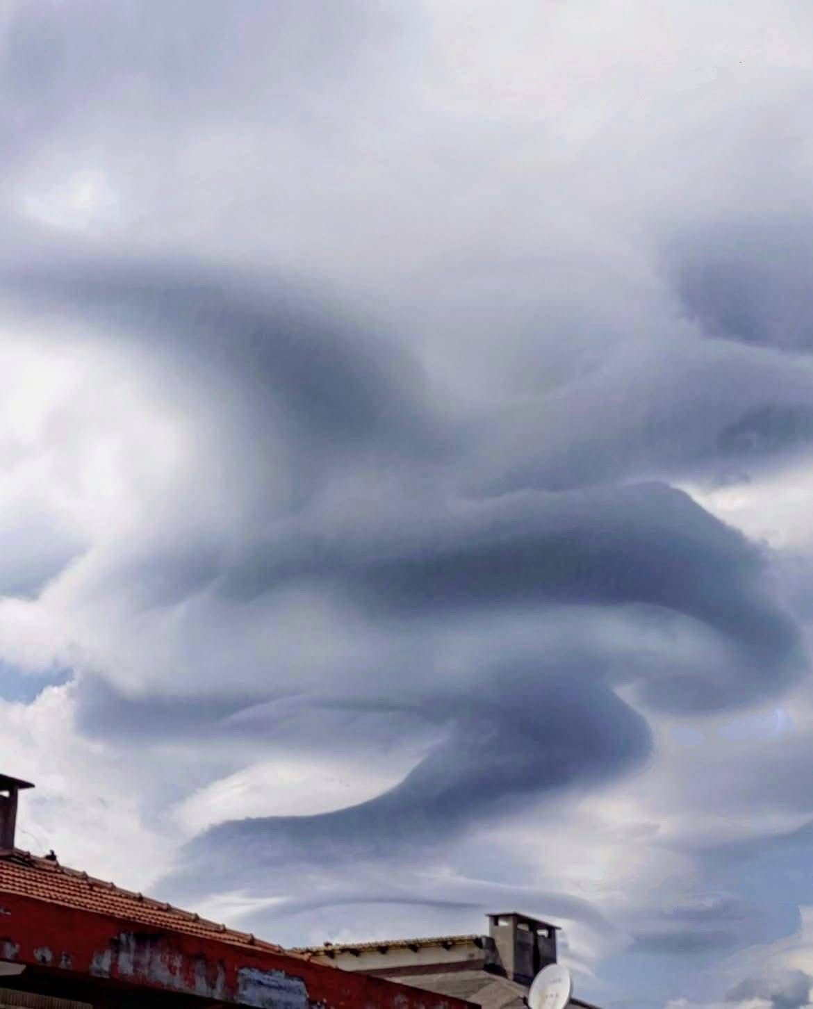 Erdek ve Adalar &uuml;zerindeki bulutlar ilgi &ccedil;ekti
