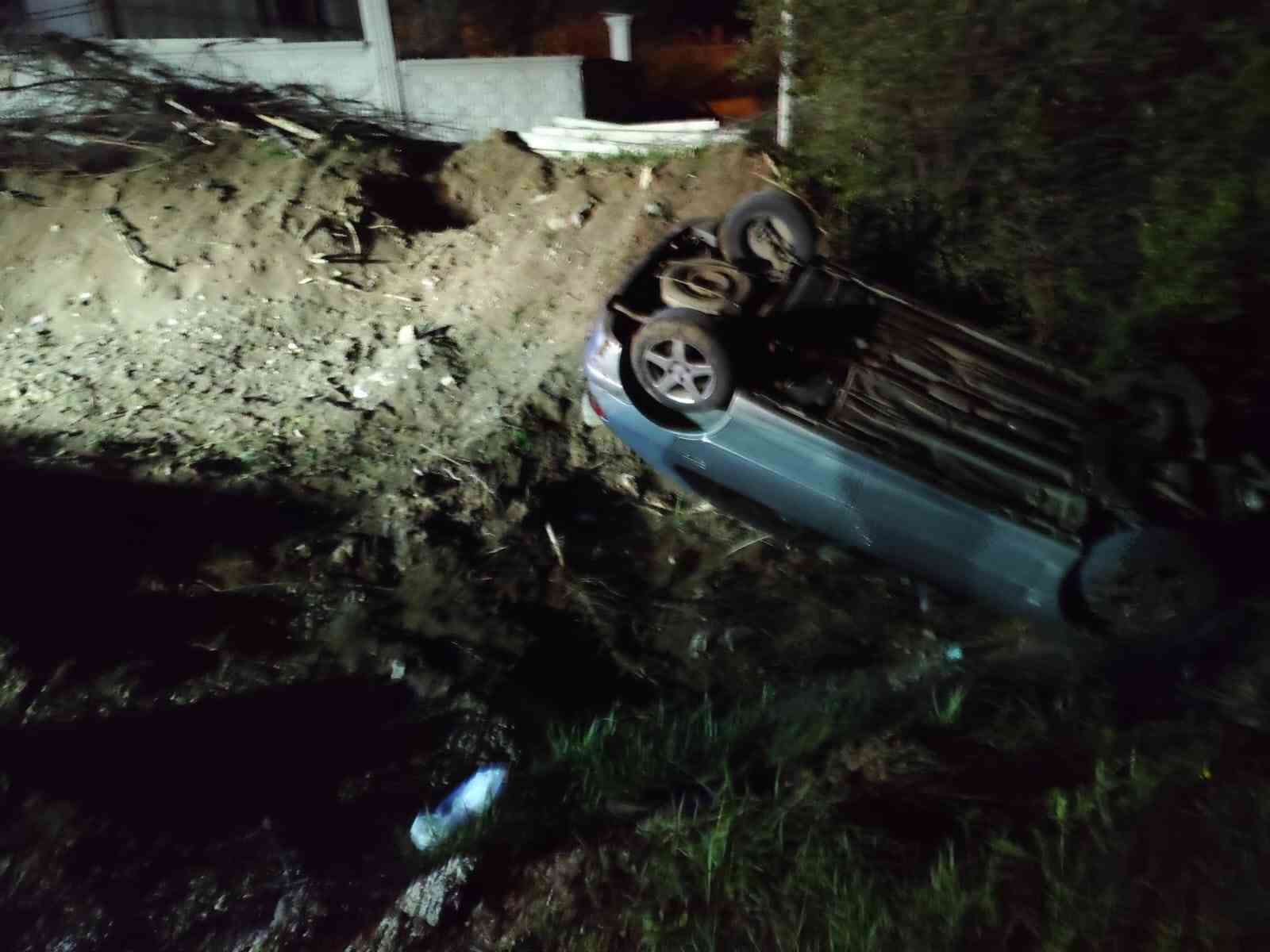 Dere yatağına devirlenen otomobilin sürücüsü yaralandı