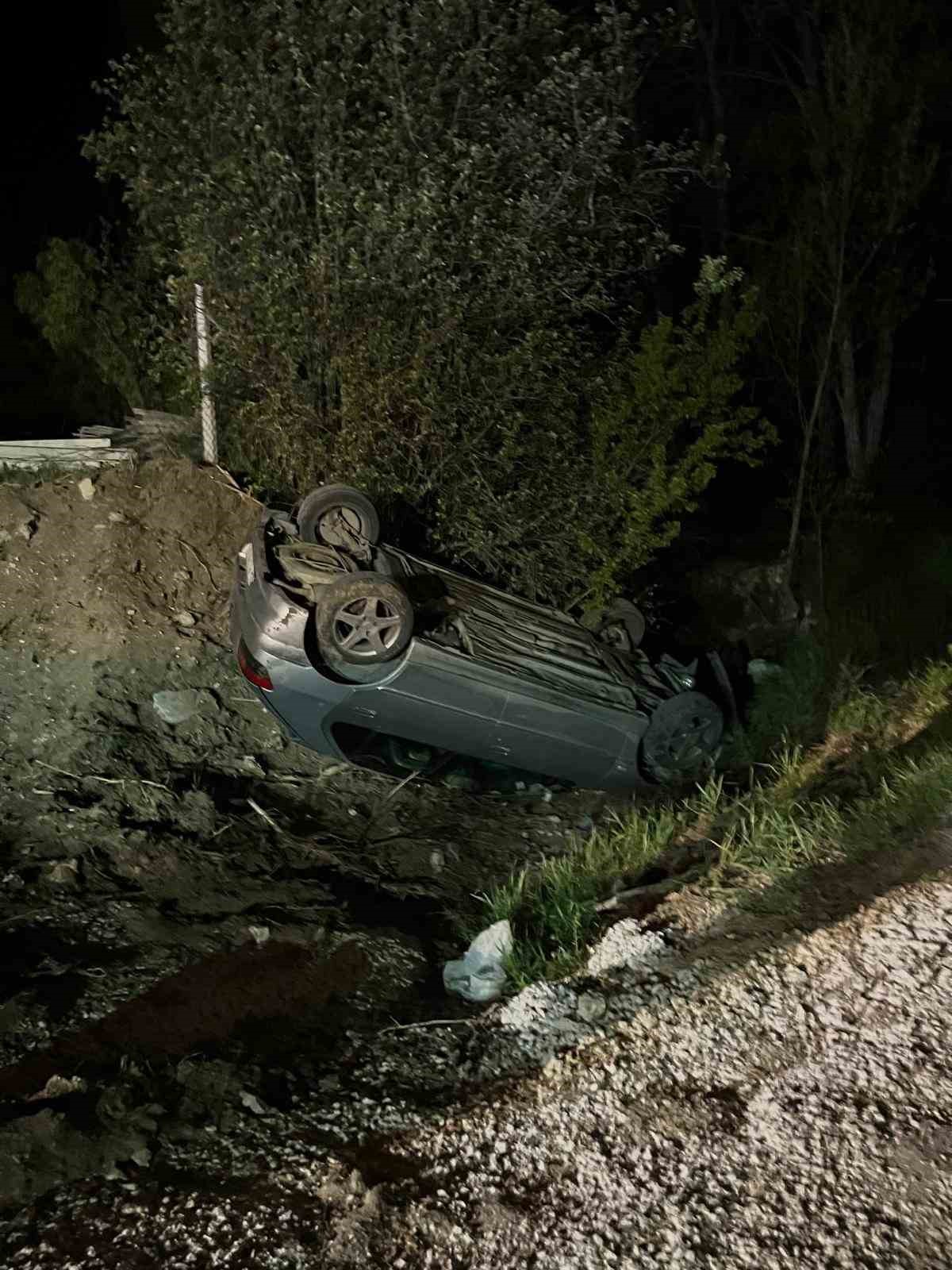 Dere yatağına devirlenen otomobilin sürücüsü yaralandı