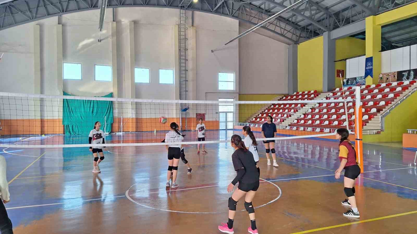 Bulanık’ta voleybol antrenmanlarına yoğun ilgi