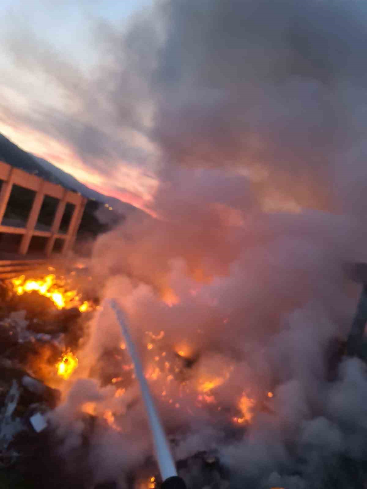 Edremit’te çöplük yangını büyümeden kontrol altına alındı