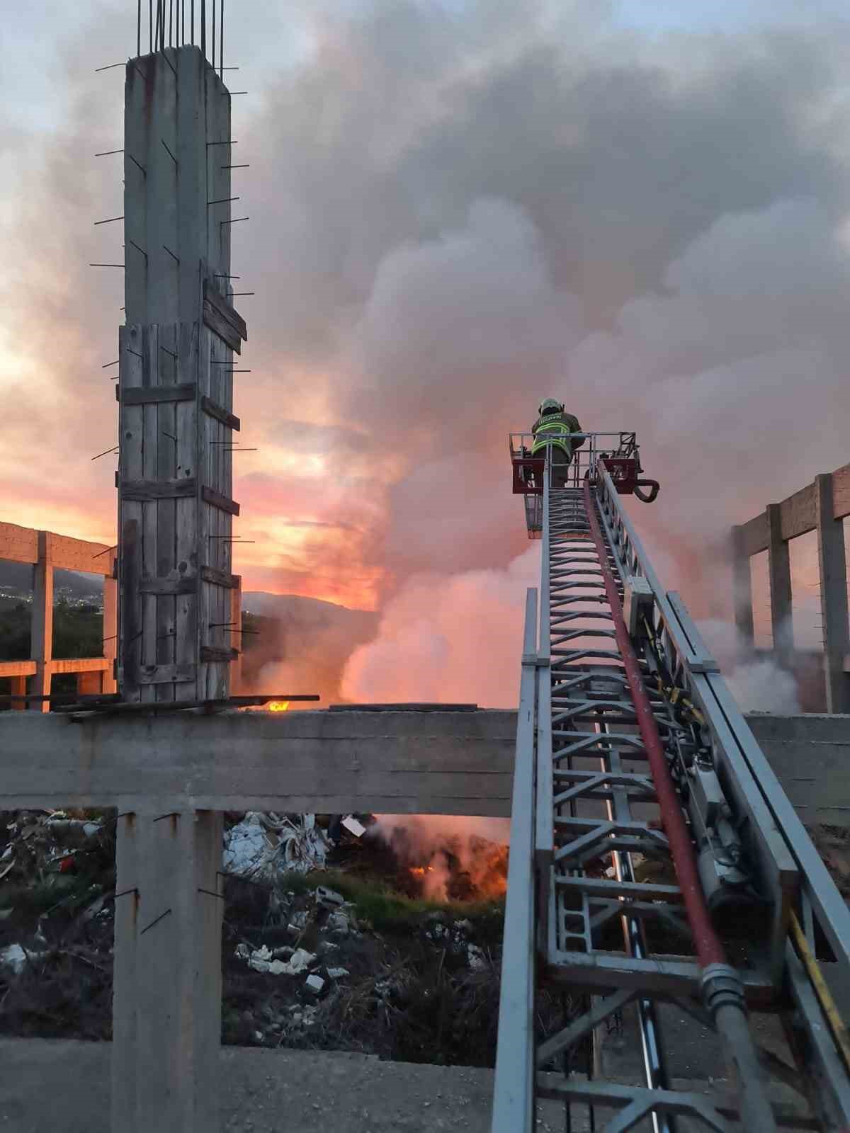 Edremit’te çöplük yangını büyümeden kontrol altına alındı