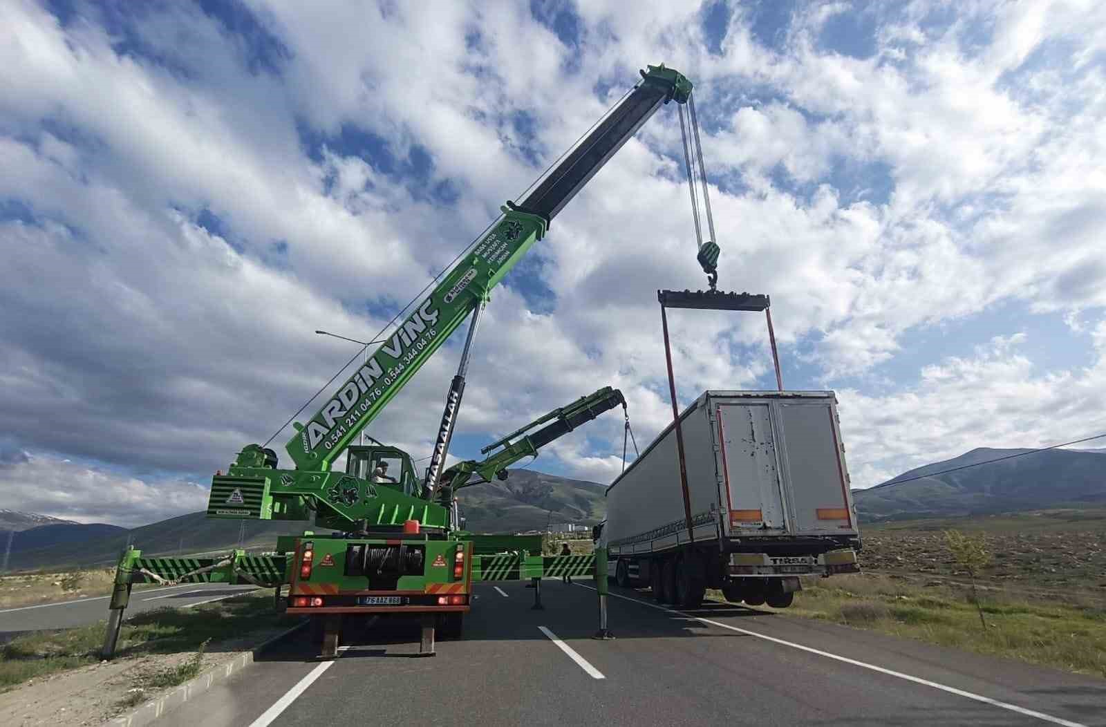 Iğdır’da kontrolden çıkan tır yol kenarında toprağa saplandı