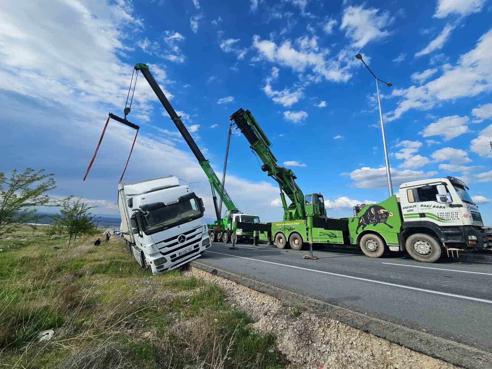 Iğdır’da kontrolden çıkan tır yol kenarında toprağa saplandı