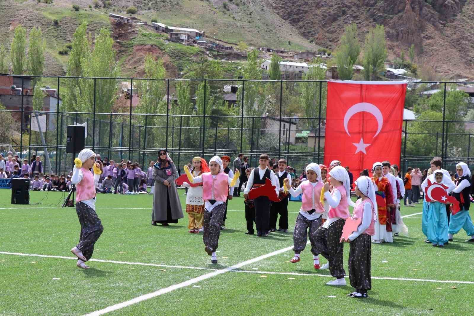 Oltu&rsquo;da 23 nisan coşkusu
