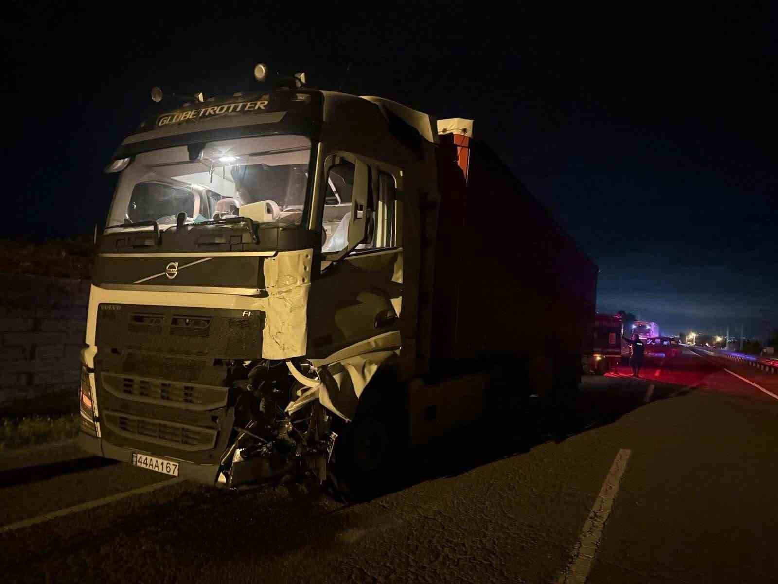 Iğdır&rsquo;da Tır otomobile arkadan &ccedil;arptı
