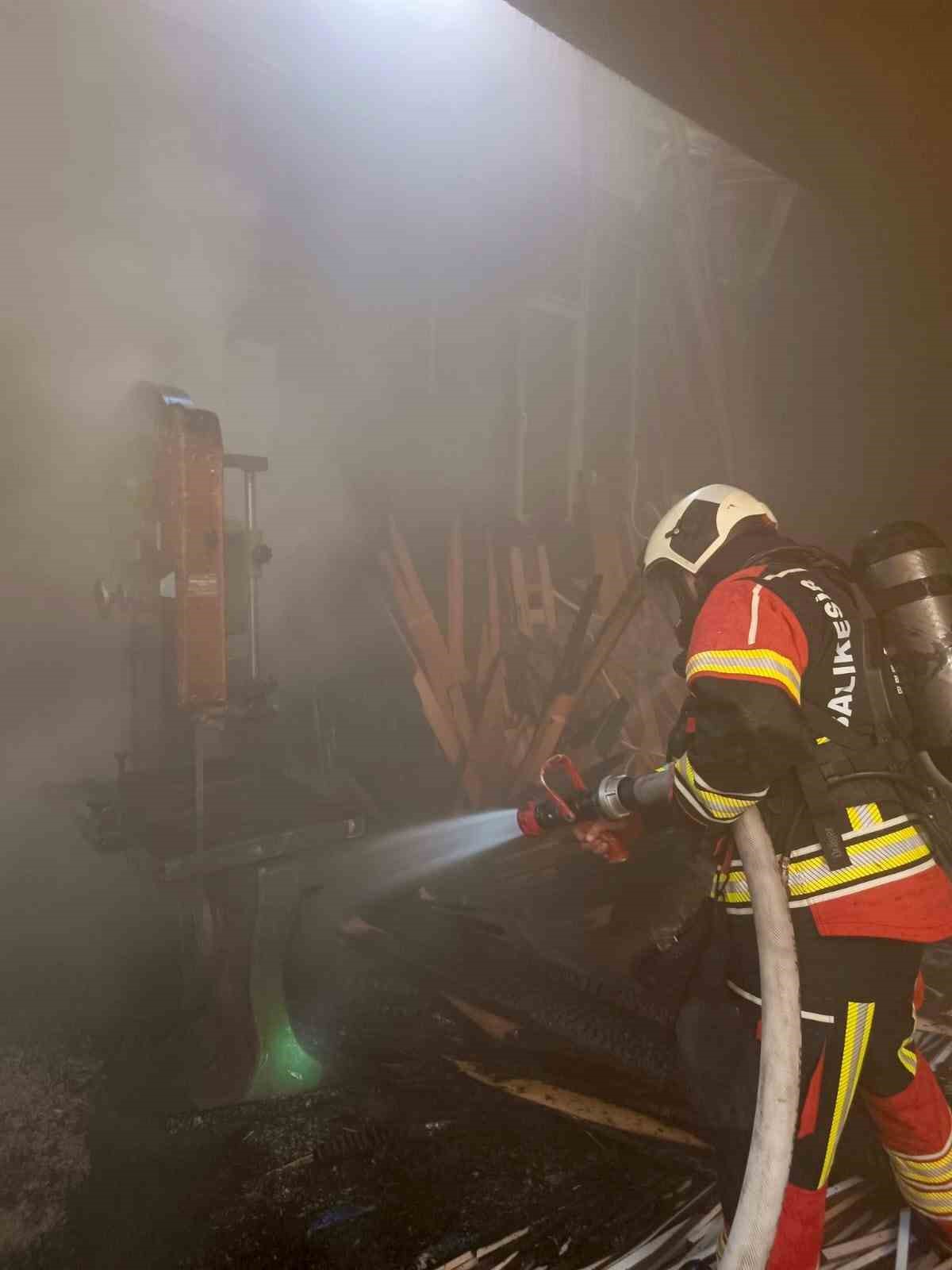 Burhaniye’de marangoz atölyesi alevlere teslim oldu
