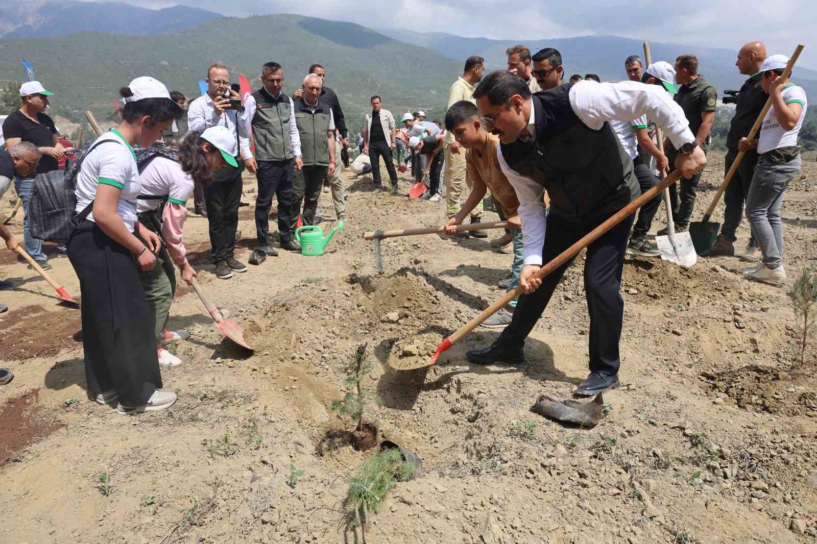 Deprem şehitleri i&ccedil;in fidan dikimi
