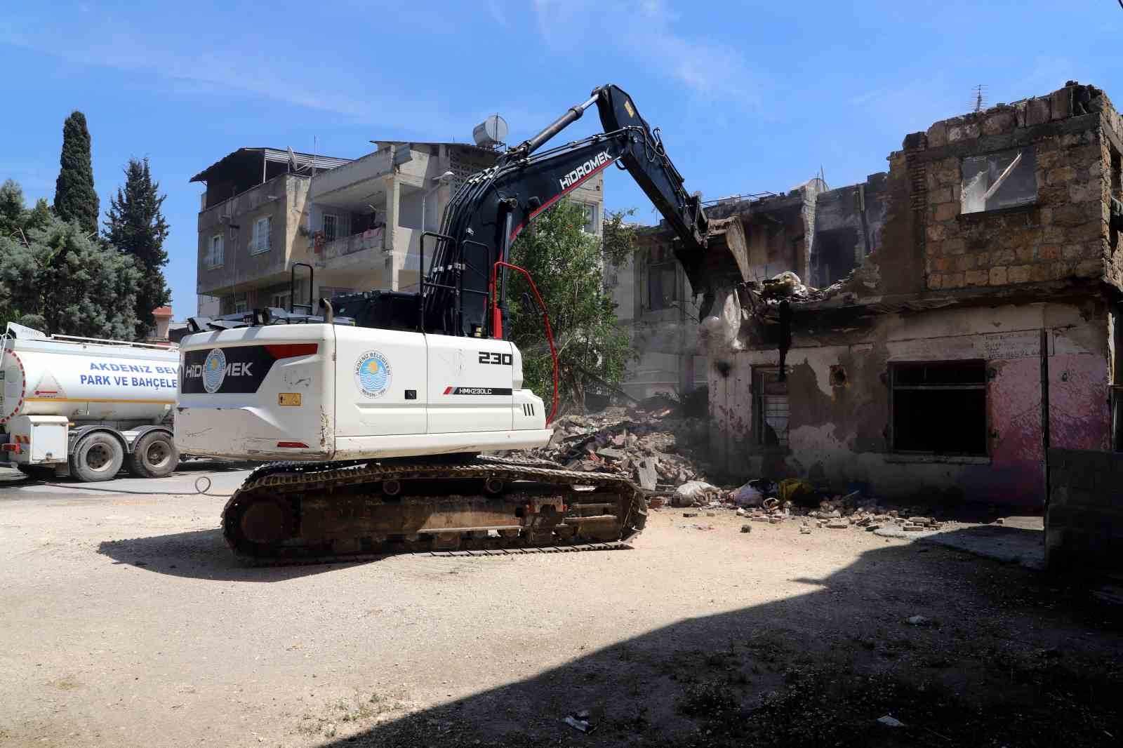 Mersin’de can güvenliğini tehdit eden metruk yapılar yıkılıyor