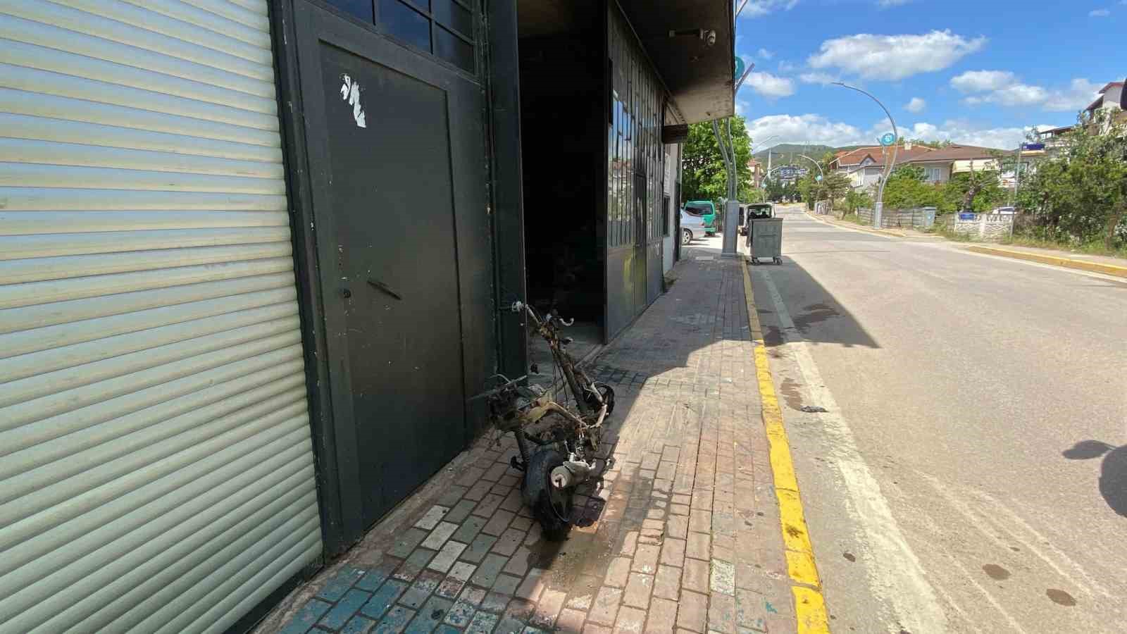 Tamir sırasında yangın &ccedil;ıktı: Geriye iskeleti kaldı
