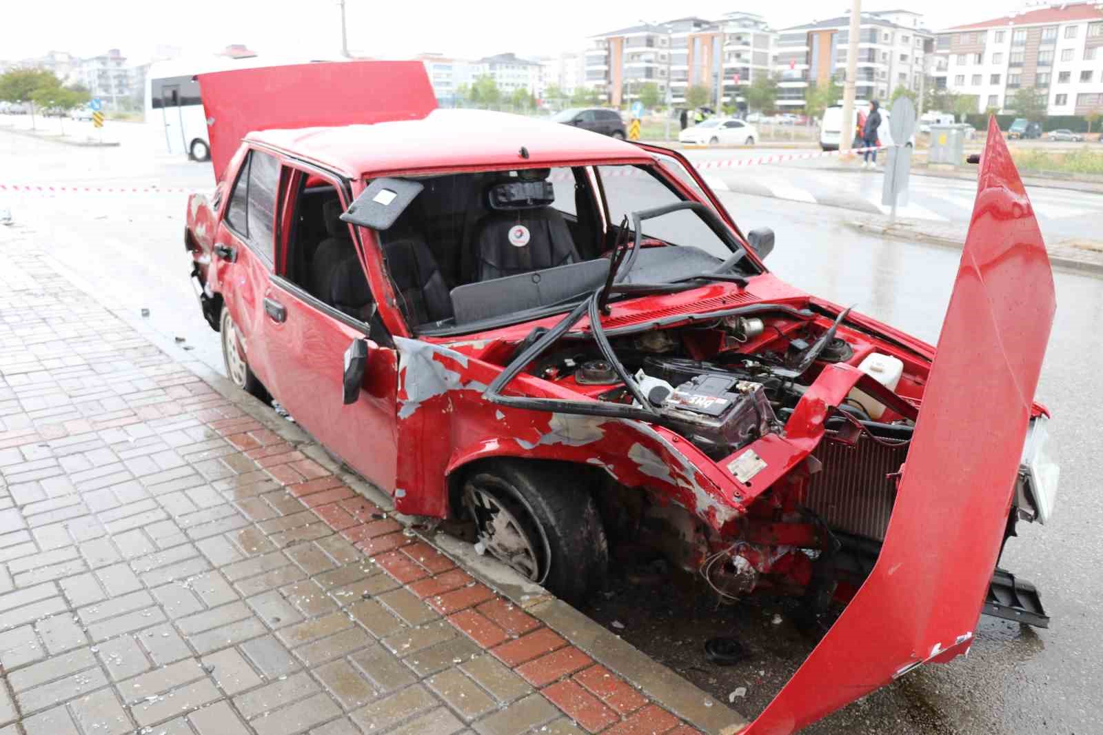 Yağışlı hava ve sürat, kazayı beraberinde getirdi: 1’i ağır 8 yaralı