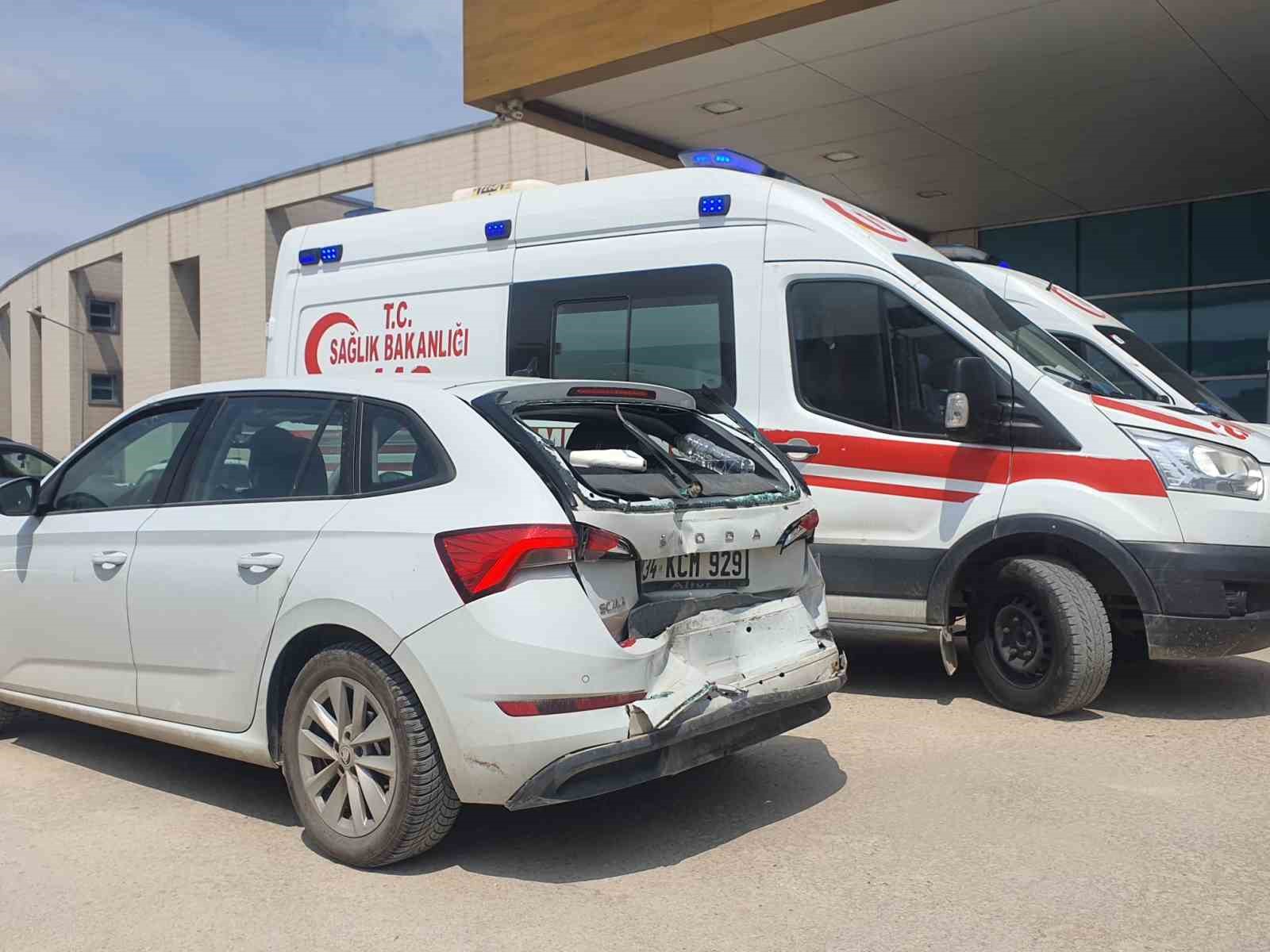 Kamyonet ile otomobil çarpıştı: 3 yaralı