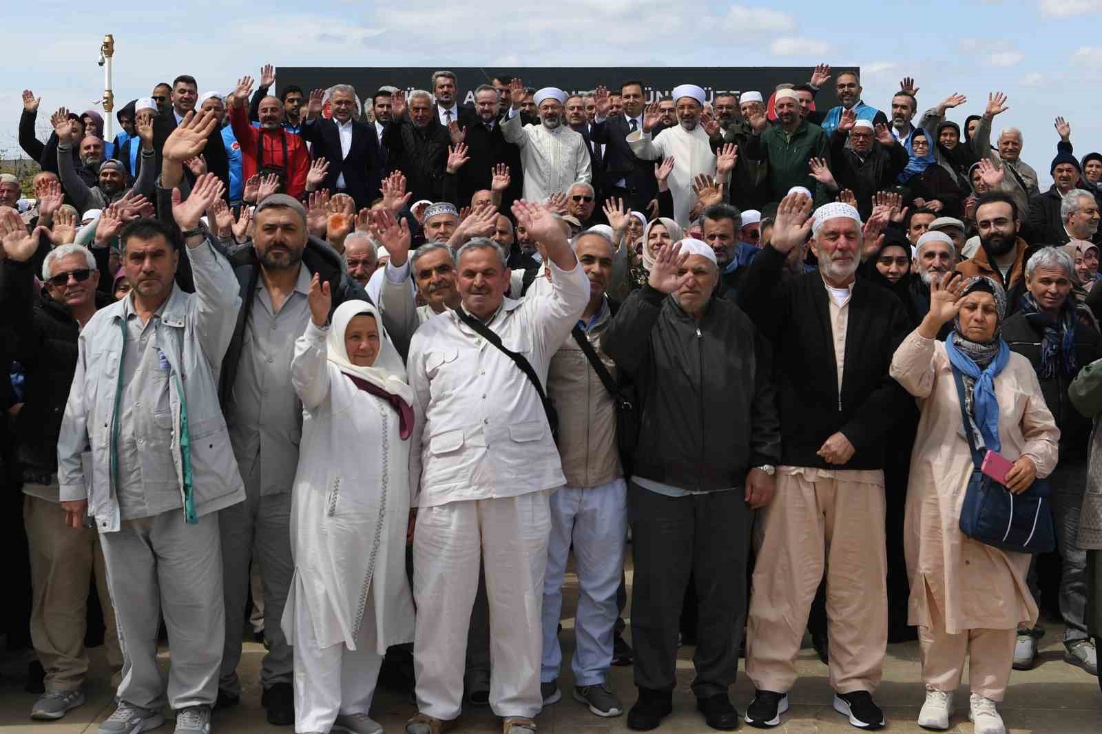 İstanbul’dan ilk hac kafilesi dualarla uğurlandı