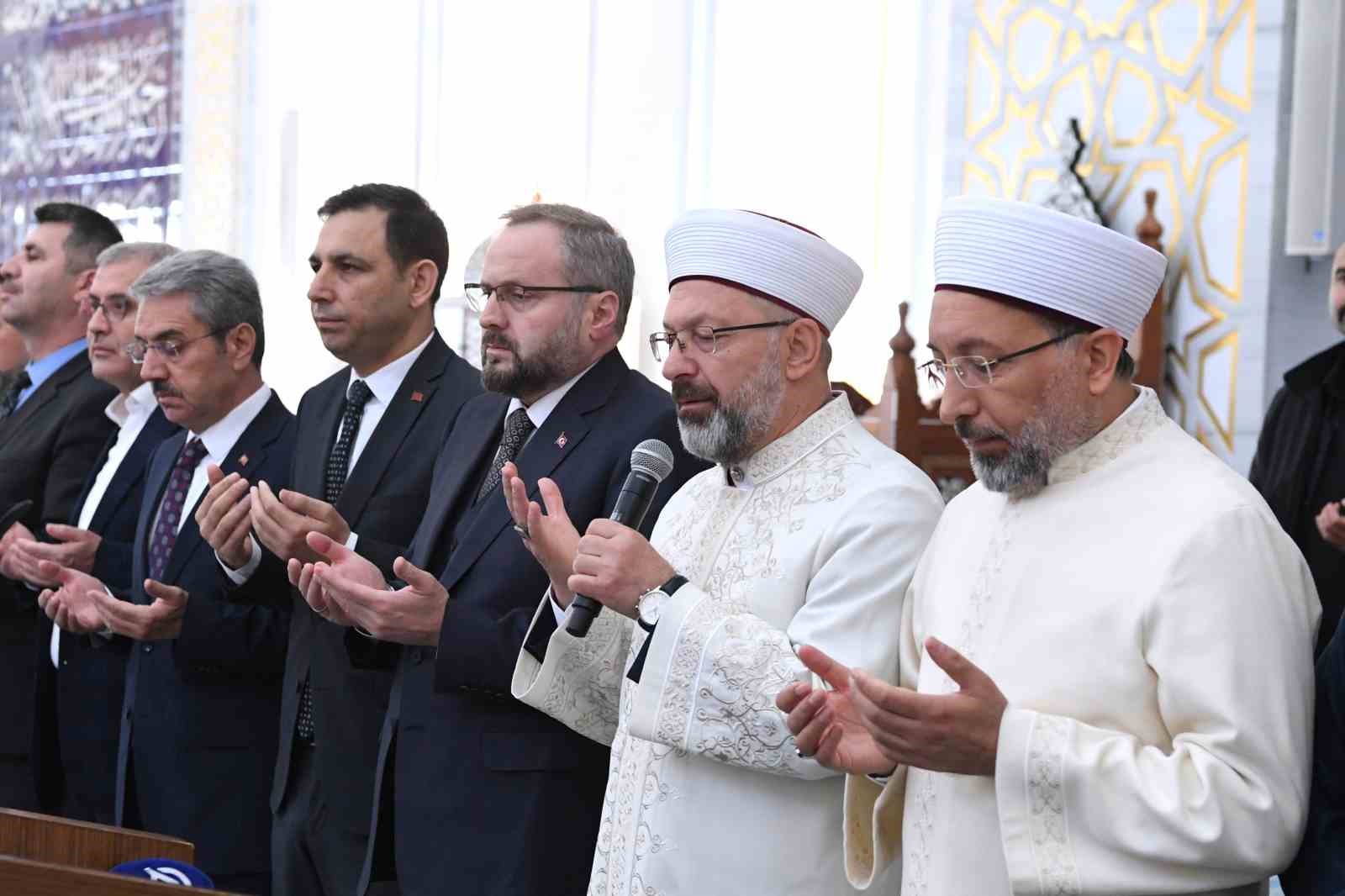 İstanbul’dan ilk hac kafilesi dualarla uğurlandı