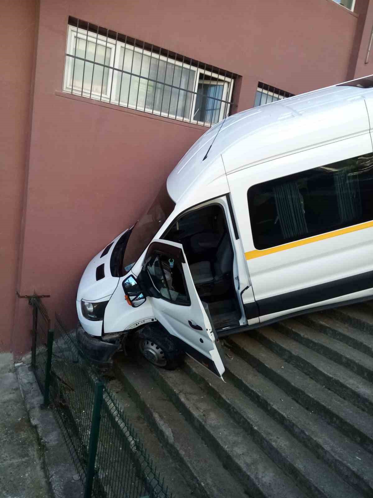 Kontrolden &ccedil;ıkan servis aracı apartman merdivenine devrildi
