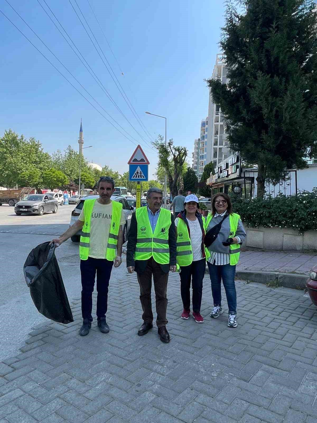 Yunusemre Kent Konseyi üyeleri çevre temizliği yaptı