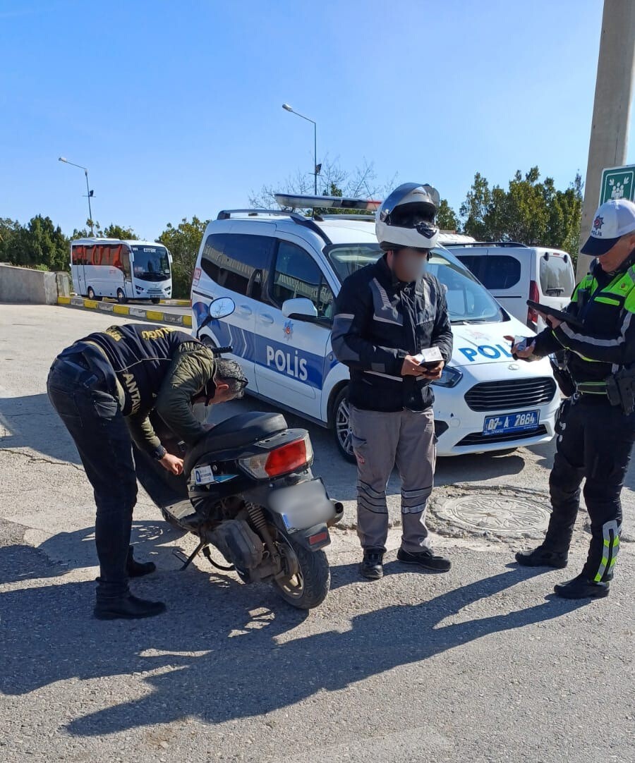 Antalya’da polis uygulamasında 7 çalıntı araç ele geçirildi
