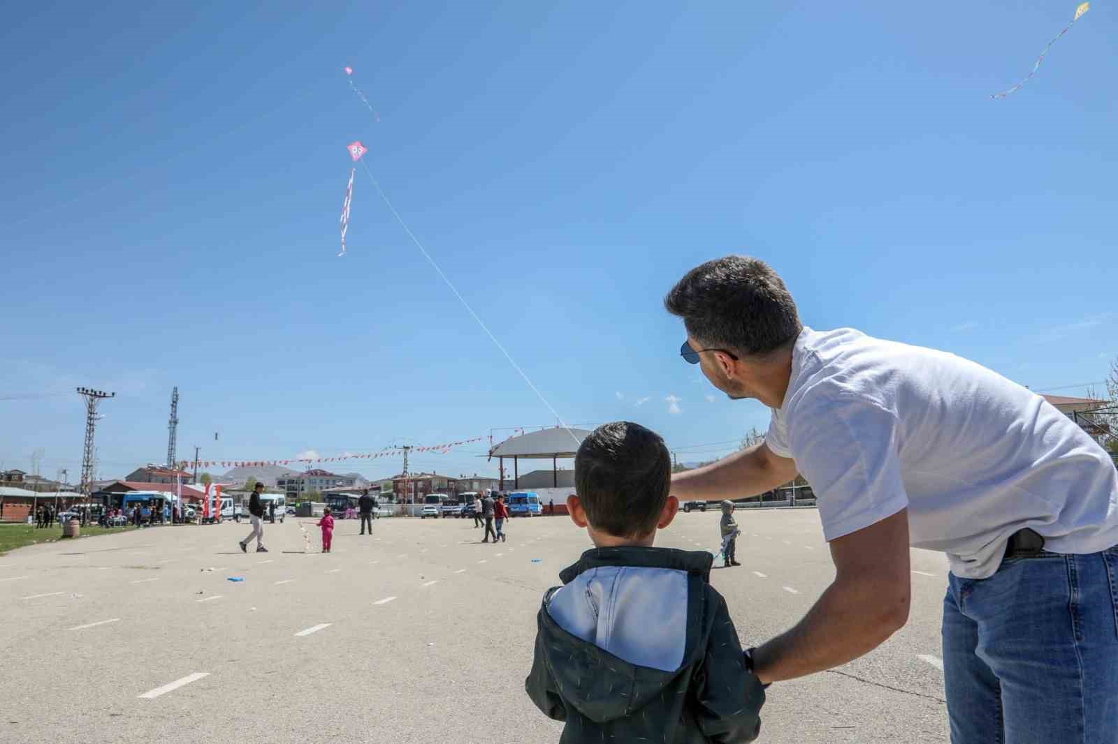Van’da özel çocuklar için uçurtma şenliği düzenlendi
