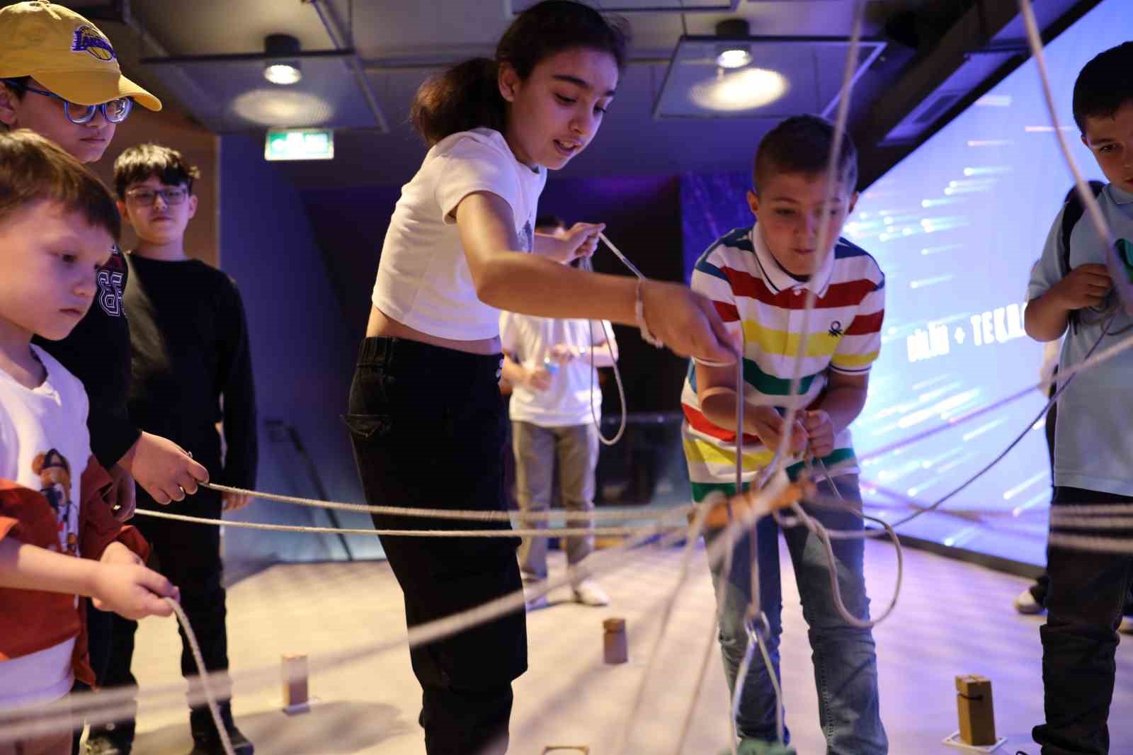 İzQ Dijital Deneyim Merkezi’nde 23 Nisan coşkusu