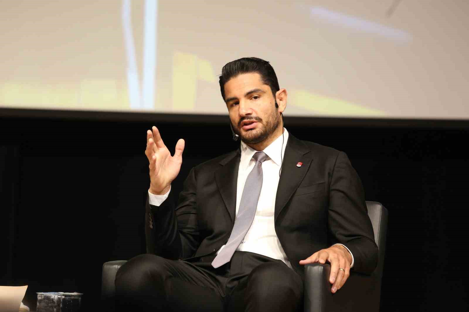 Taha Akgül: "Dünya güreşinin artık kendisini yenilemesi gerekiyor"