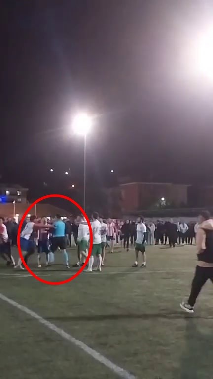 Kandıra Belediyesi’nin düzenlediği turnuvada lisanslı hakem öldüresiye darp edildi