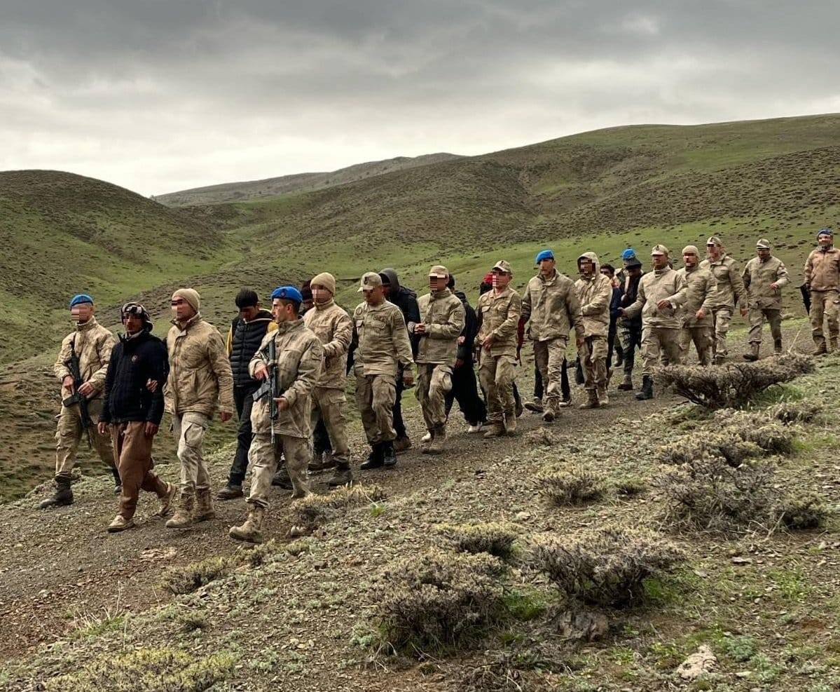Jandarmadan düzensiz göçmenlere operasyon