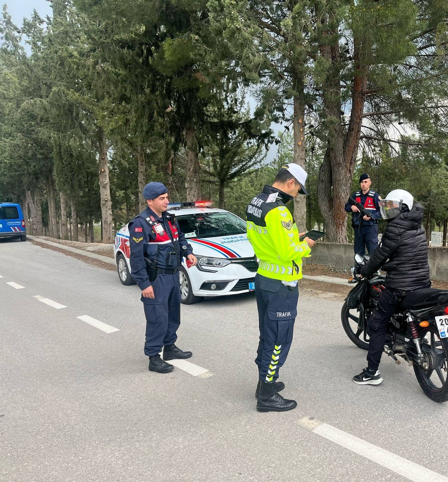 Motosiklet kazalarına dikkat çeken jandarmadan ’Bir Kural, Bir Ömür’ denetimleri
