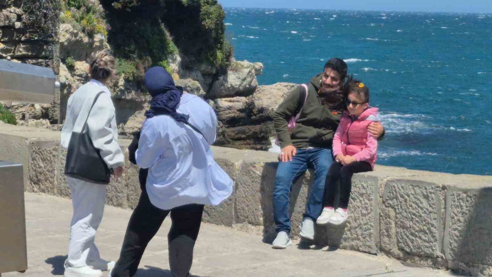 Bartın’da şiddetli fırtına turistlere zor anlar yaşattı
