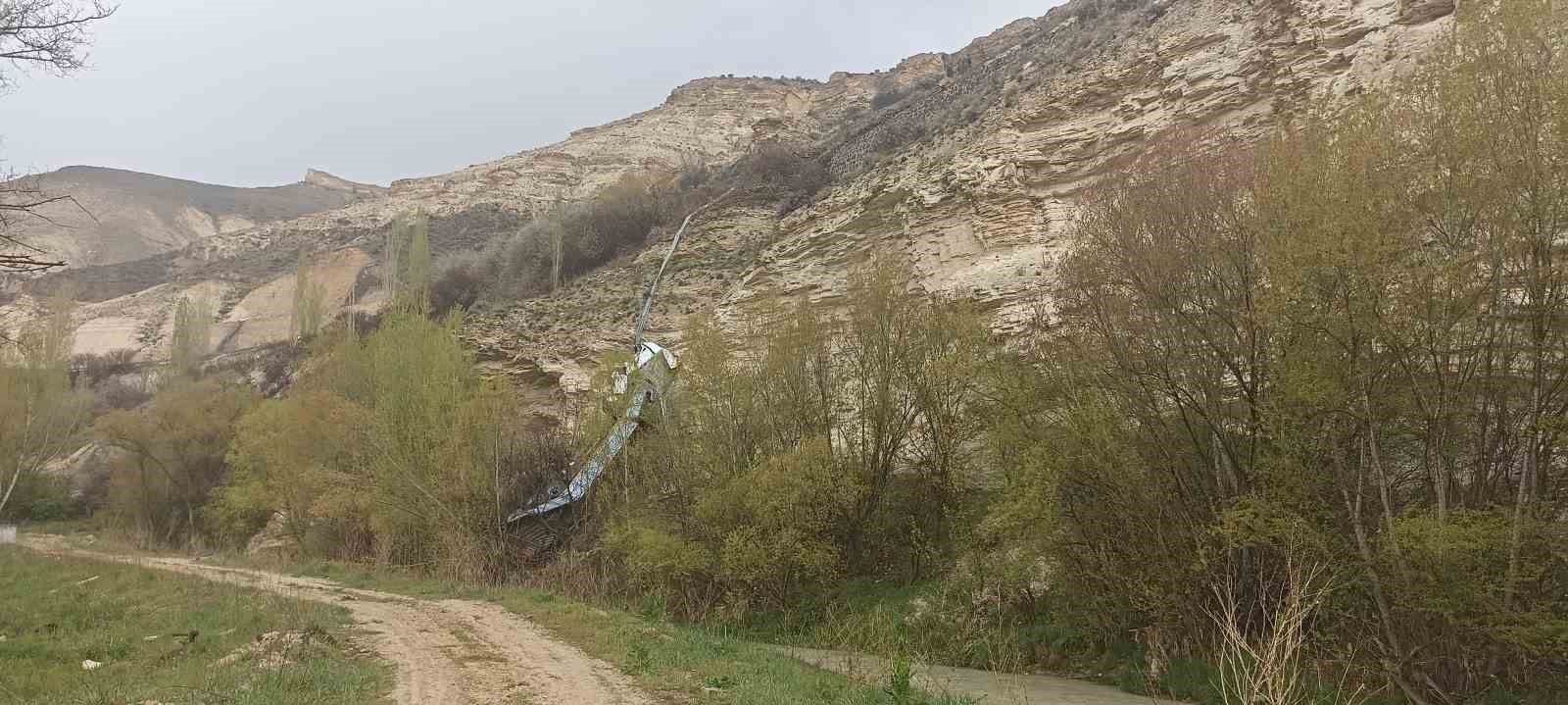 Metrelerce yükseklikten uçuruma düşen tırın sürücüsü kazayı hafif sıyrıklarla atlattı