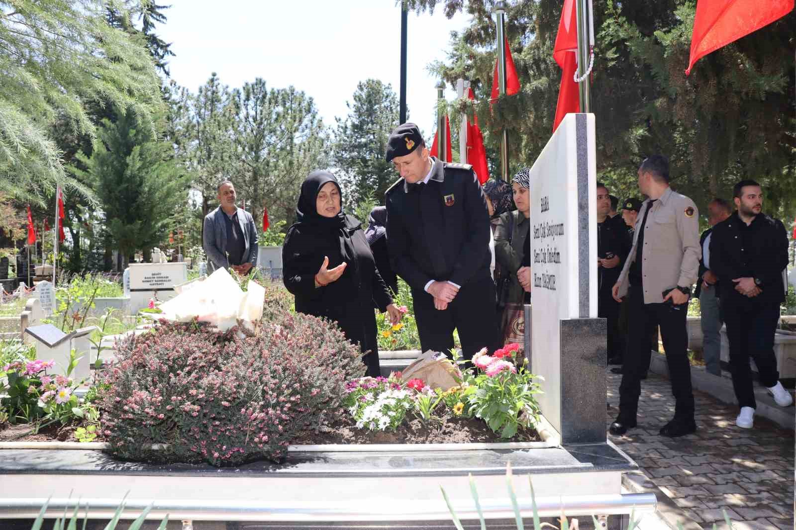 Şehit Uzman Jandarma Mustafa Uğurelli kabri başında dualarla anıldı