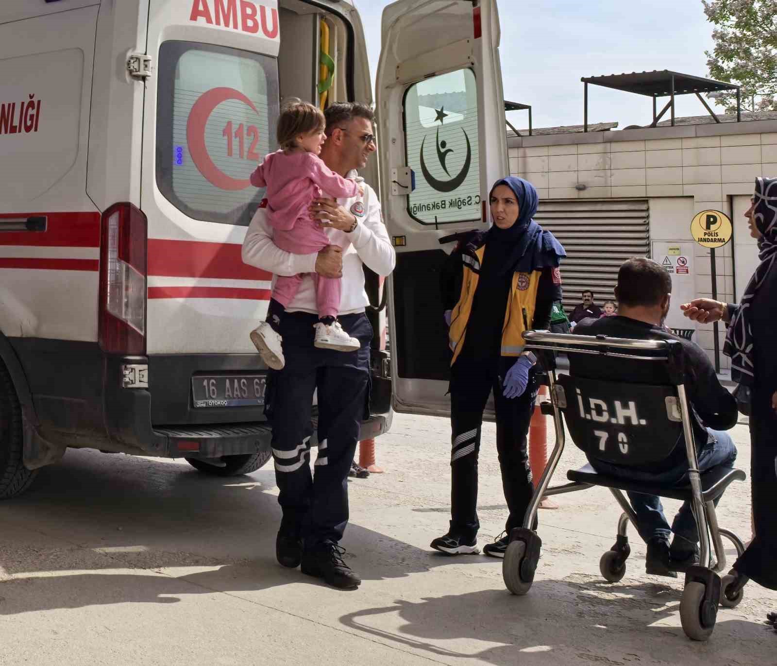 Traktör ile otomobil çarpıştı: 1’i çocuk, 3 yaralı