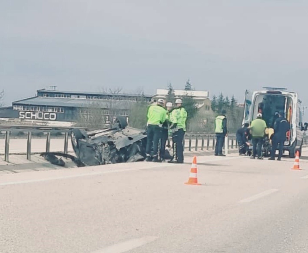 Takla atan otomobildeki karı koca yaralandı